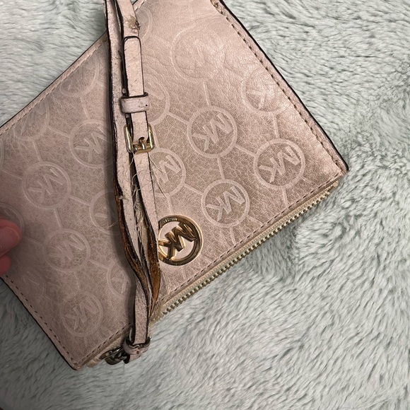 Micheal Kors Wristlet-White Leather - Picture 3 of 5